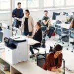 Un groupe de professionnels collaborant dans un bureau, utilisant des ordinateurs et l'imprimante multifonction Xerox® VersaLink® B625 pour leurs tâches. Un groupe de professionnels collaborant dans un bureau, utilisant des ordinateurs et l'imprimante multifonction Xerox® VersaLink® B625 pour leurs tâches.