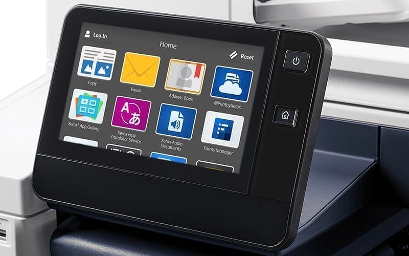 Gros plan sur l'&eacute;cran tactile d'une imprimante multifonction Xerox, affichant la galerie d'applications ConnectKey (copie, e-mail, Cloud, traduction, etc.), illustrant la richesse des fonctionnalit&eacute;s connect&eacute;es.
